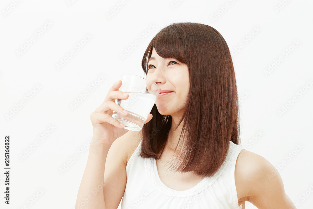 水を飲む女性