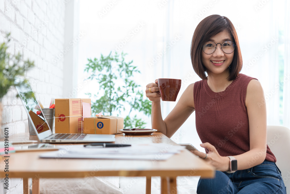 女性小企业主，创业理念，年轻企业家智能使用互联网