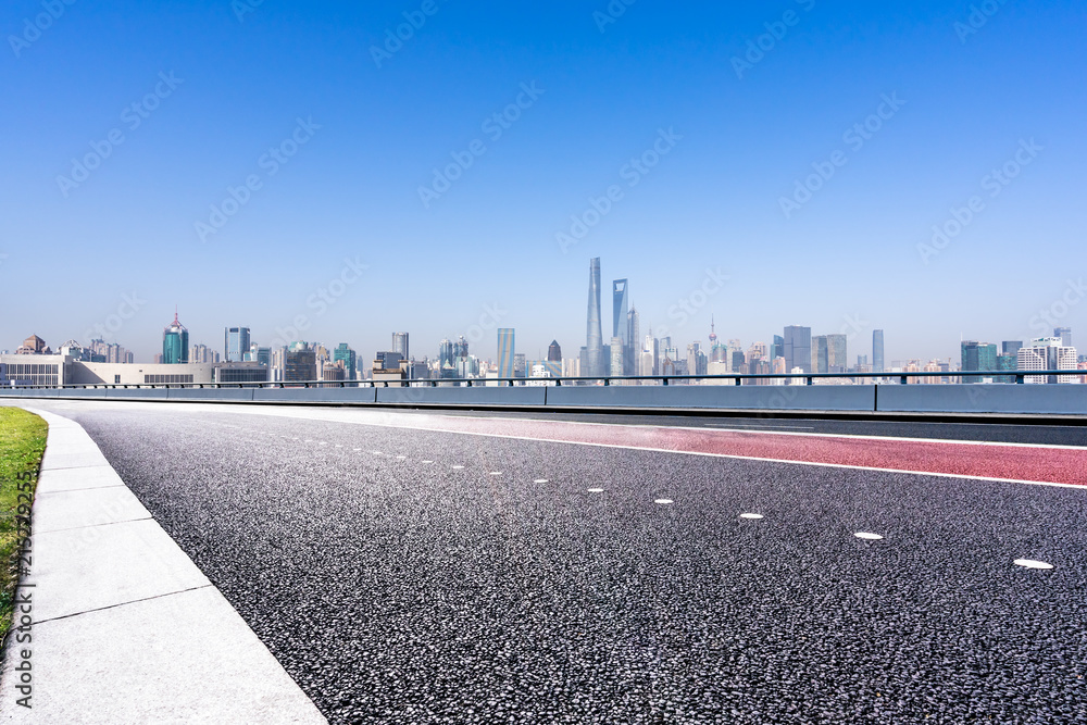 城市天际线的空柏油路