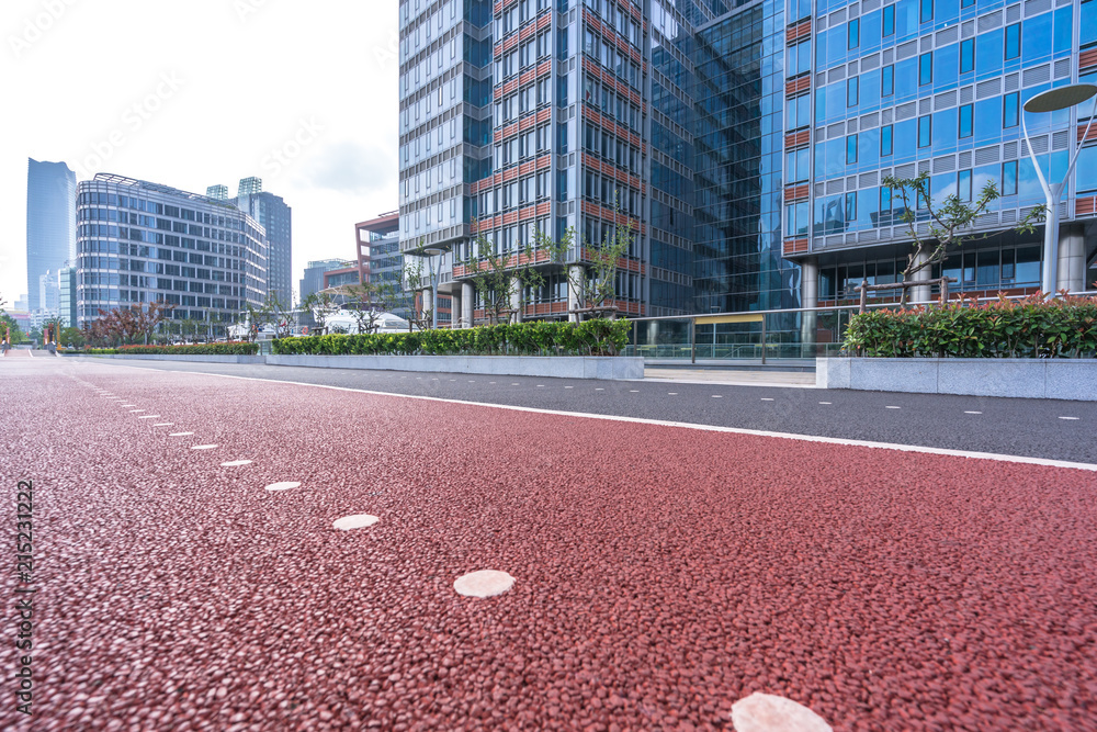 城市天际线的空柏油路