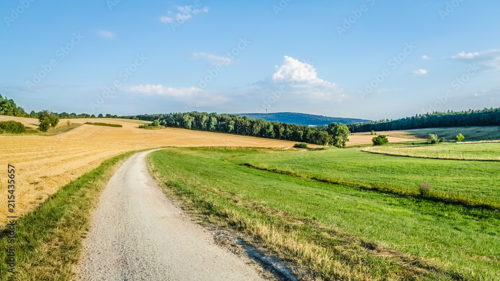 Taunusstein的Landschaft、Feldweg和Felder