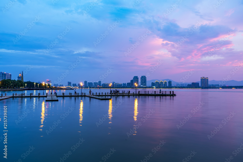 中国宜兴美丽的湖泊码头和天空