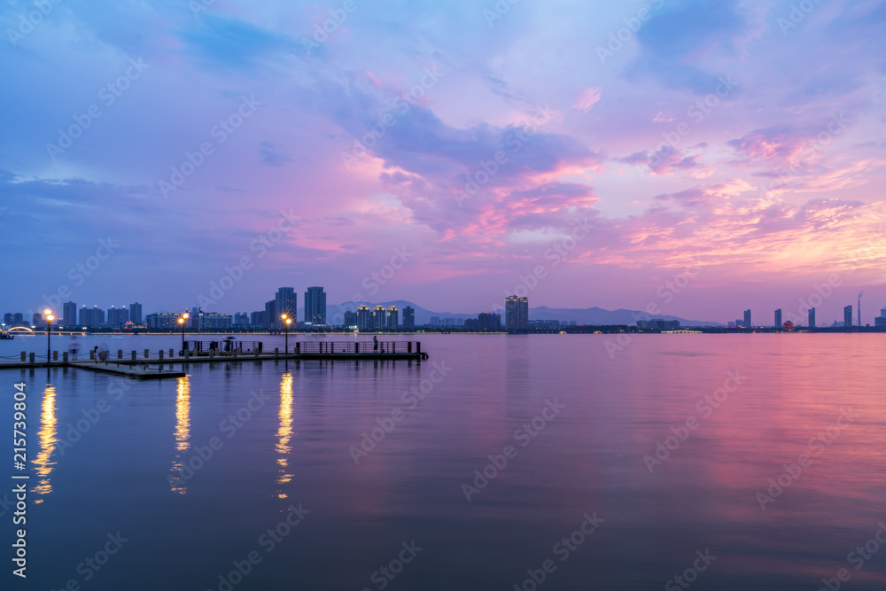 中国宜兴美丽的湖泊码头和天空