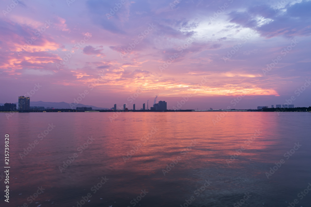 中国宜兴美丽的湖泊码头和天空