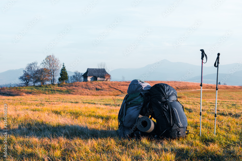 两个背包，背景是令人难以置信的山脉景观。高地阳光明媚。Touri