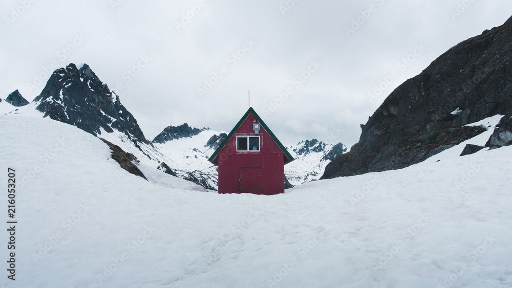 阿拉斯加山区的红色小屋。