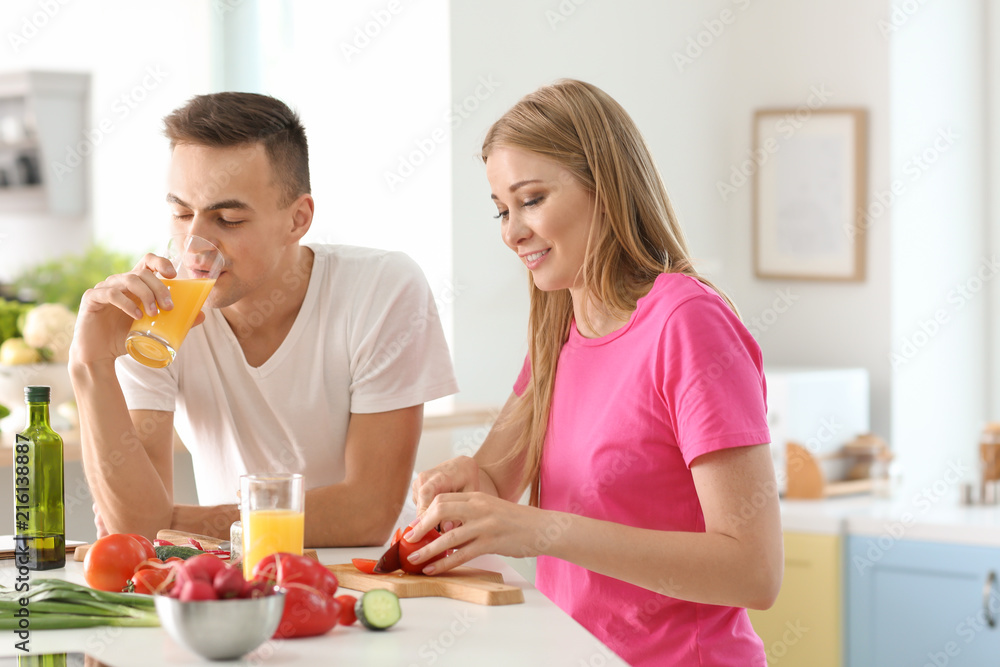 年轻女子和朋友在厨房做饭