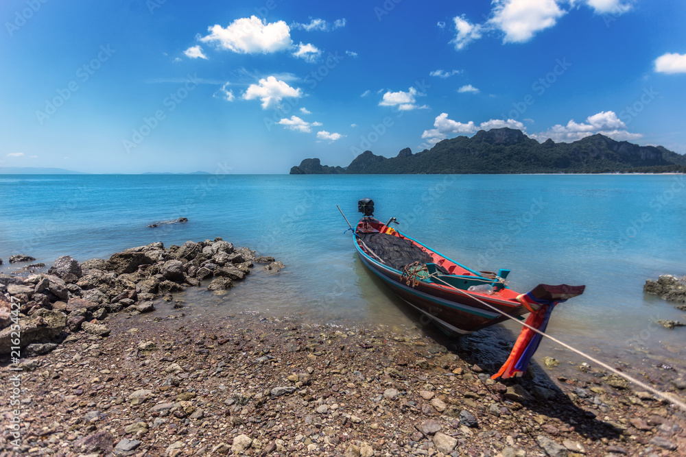 苏梅岛海滩上的旅游长尾船