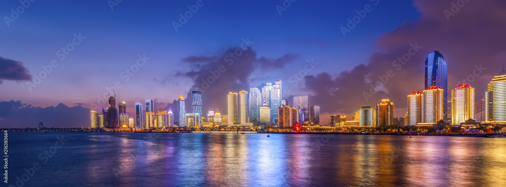 中国青岛现代城市建筑景观的夜景