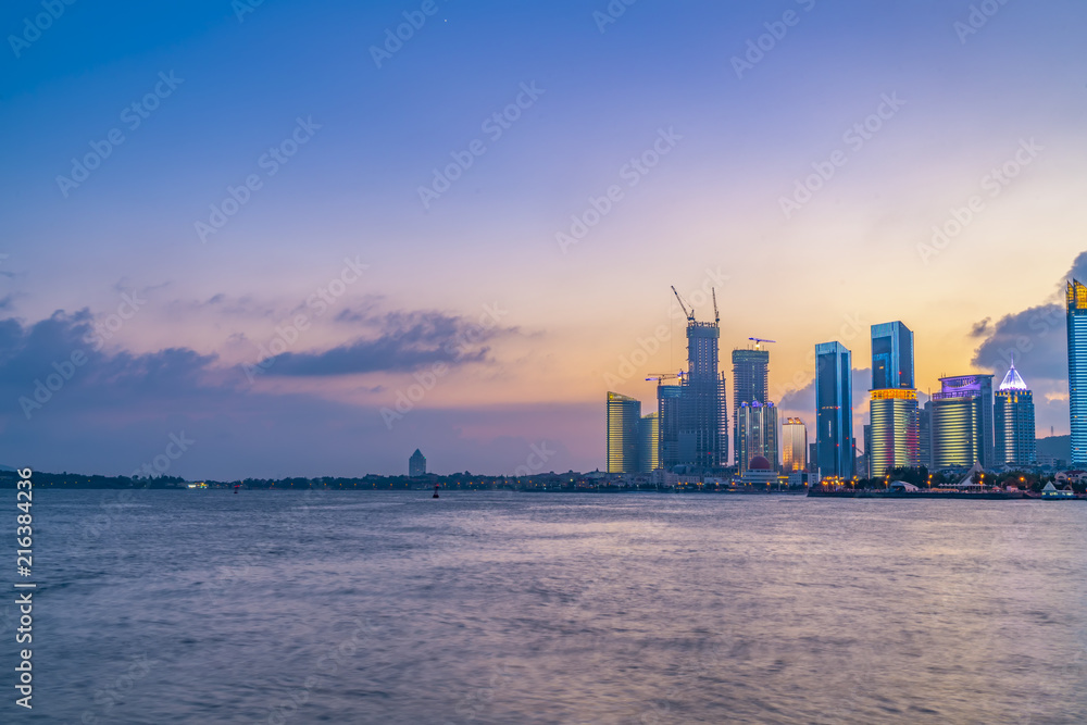 中国青岛现代城市建筑景观的夜景