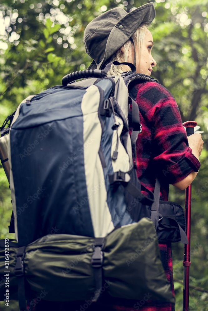 在森林里徒步旅行