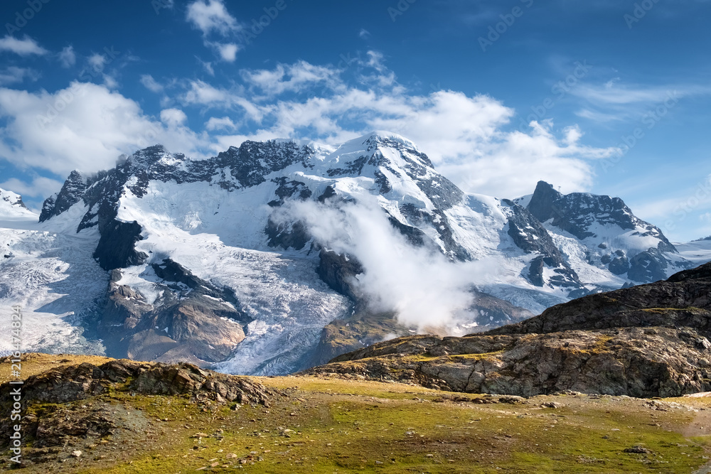 瑞士的山脉全景。山区美丽的自然景观。