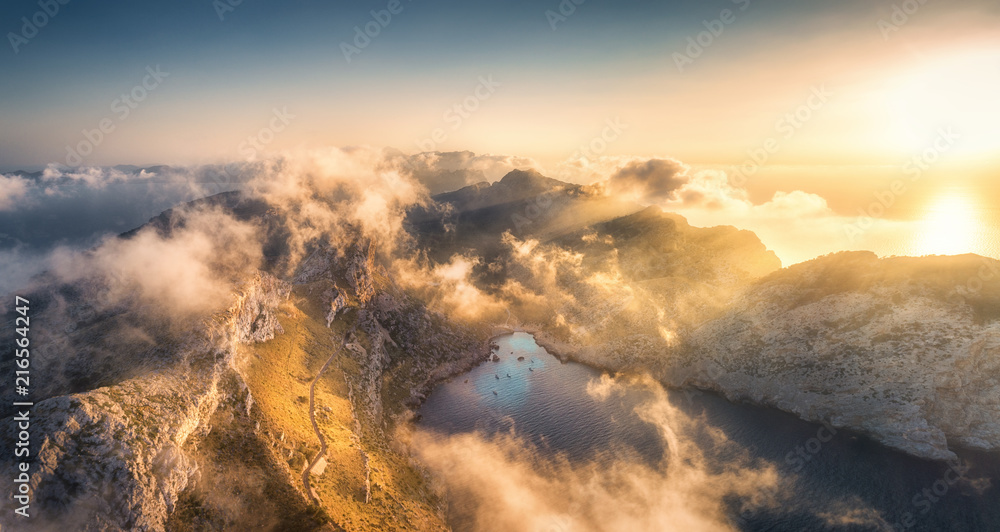 空中全景景观，美丽的山脉绿树成荫，碧海低云