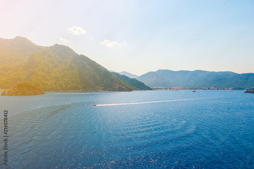 海上群山美景