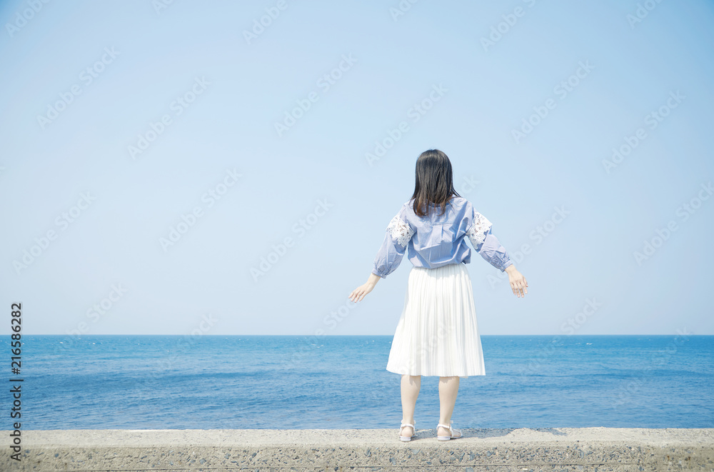 女性　夏　海