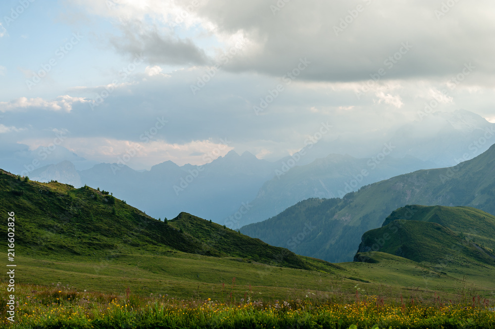 黄金时段在意大利多洛米蒂山脉的Passo di Giau拍摄的风景。