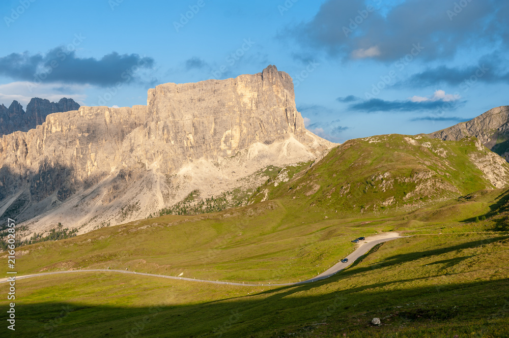 黄金时段在意大利多洛米蒂山脉的Passo di Giau拍摄的风景。