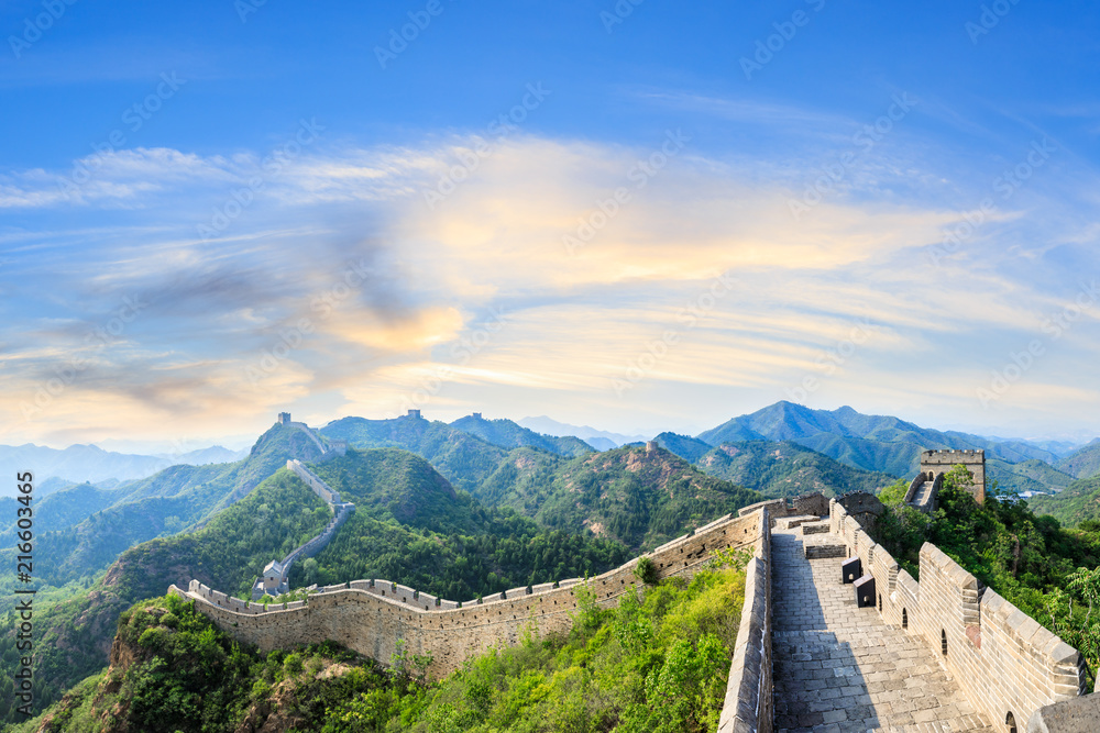 日落时分的雄伟长城，全景