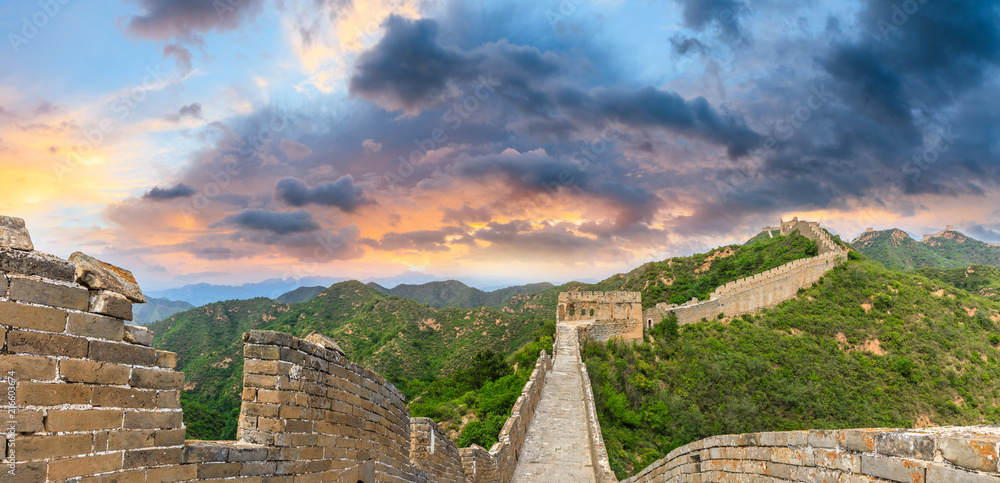 落日余晖下的雄伟中国长城，全景