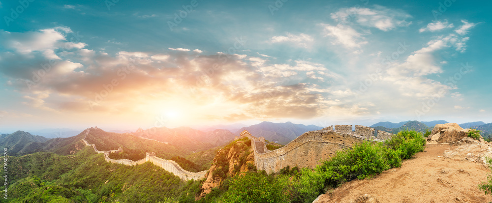 壮丽的中国长城，日落时，全景