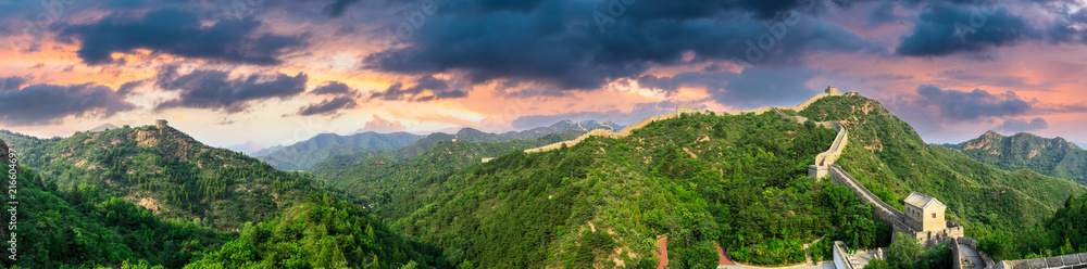 落日余晖下的雄伟中国长城，全景