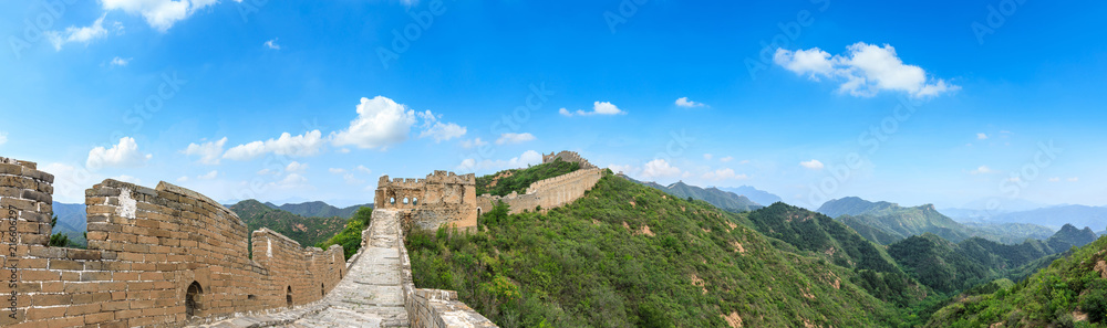 蓝天下雄伟的中国长城，全景