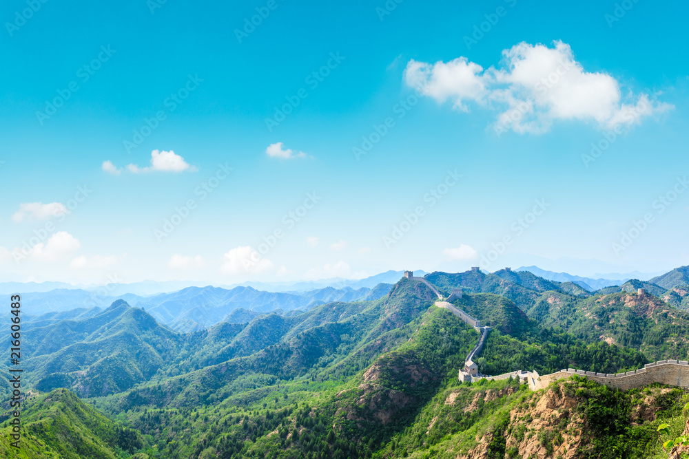 蓝天下雄伟的中国长城，全景