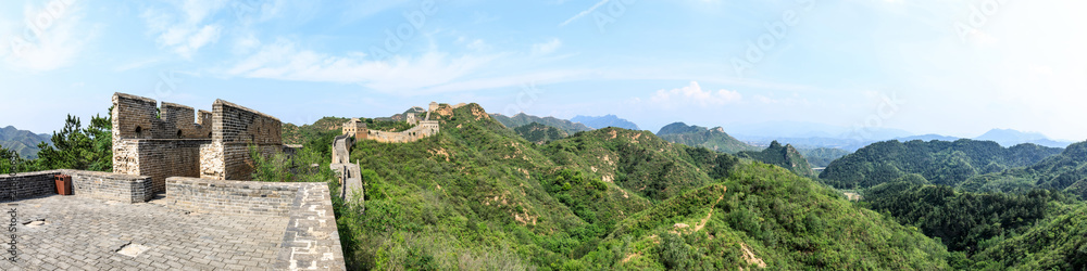 蓝天下雄伟的中国长城，全景