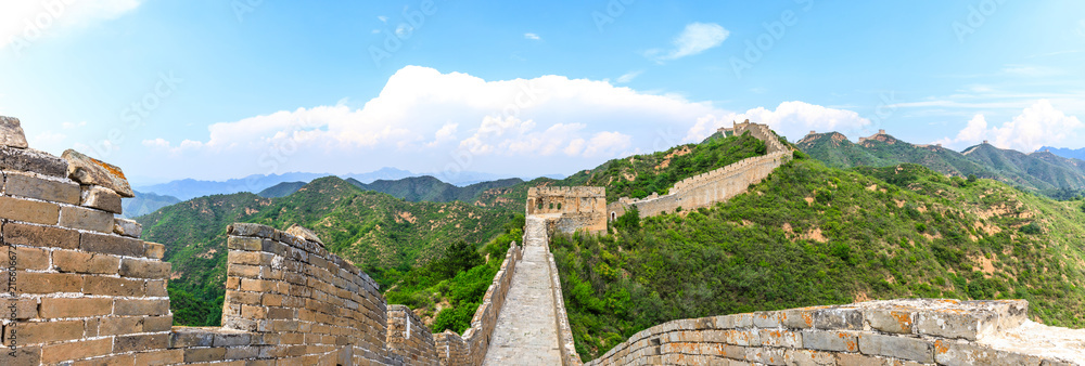 蓝天下雄伟的中国长城，全景