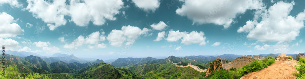 蓝天下雄伟的中国长城，全景