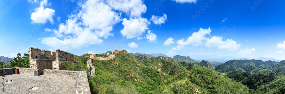 蓝天下雄伟的中国长城，全景