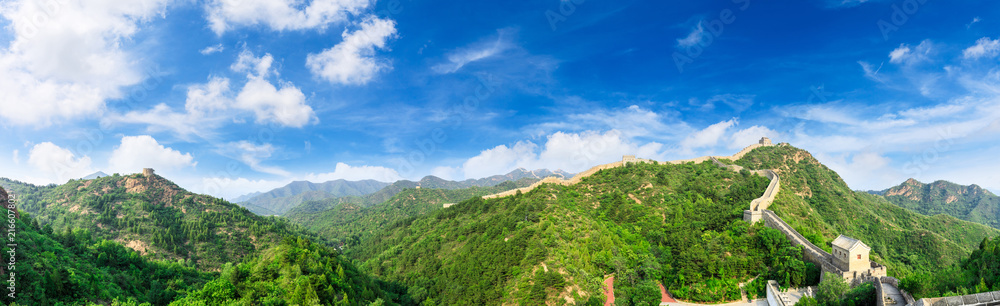 蓝天下雄伟的中国长城，全景