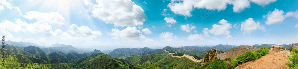 蓝天下雄伟的中国长城，全景