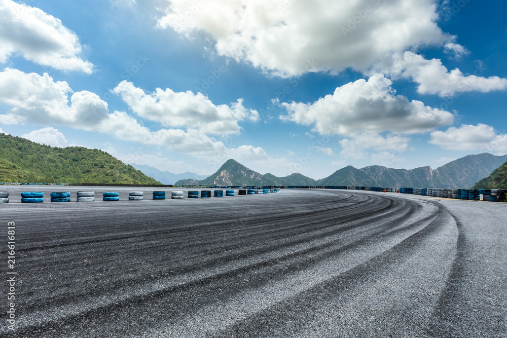 空旷的柏油路和蓝天下的群山自然风光