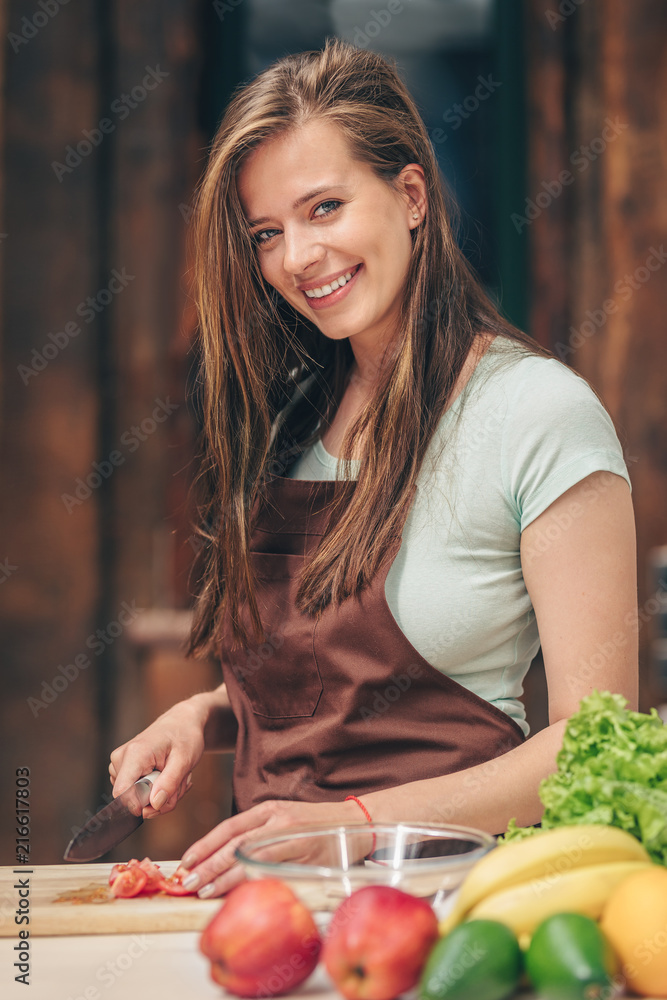 厨房里有蔬菜的迷人女人