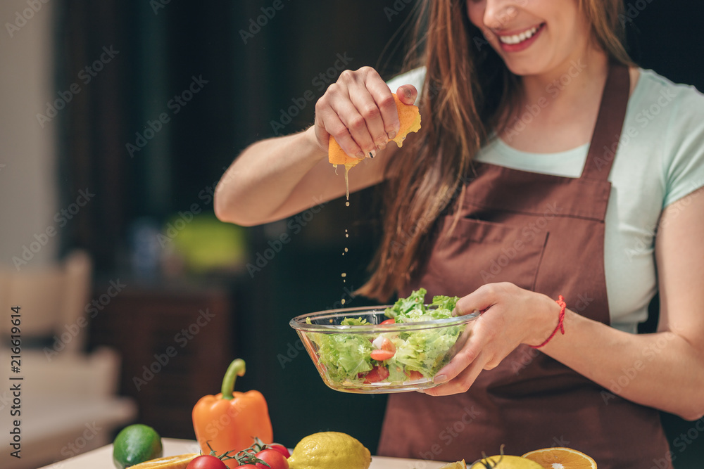 微笑的女孩准备沙拉