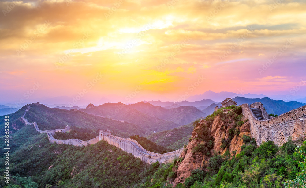 日出时的中国长城，全景