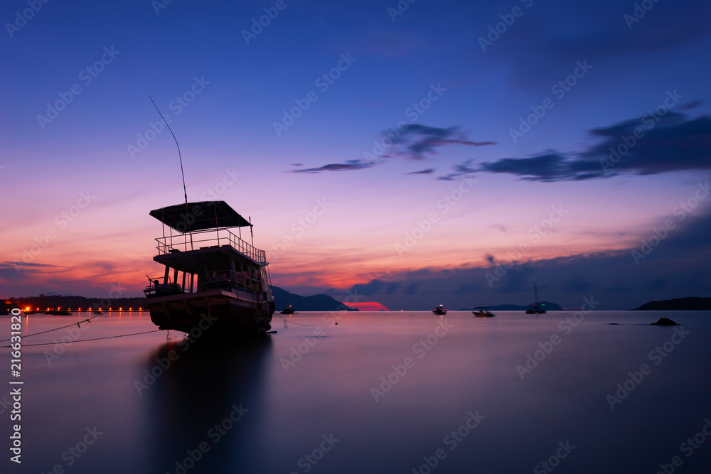 戏剧性的彩色天空海景的长曝光图像，在日落或日出的风景中有反射