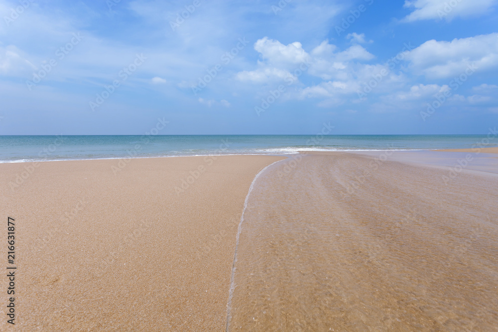 泰国普吉岛美丽海滩旁的热带安达曼海景和沙滩上的海浪