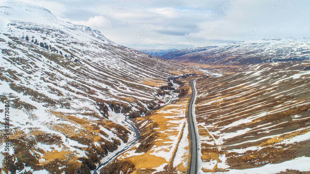 冰岛美丽的公路，乡村美景和雪山美景。鸟瞰图