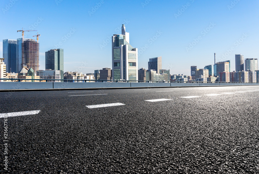 城市天际线的空柏油路