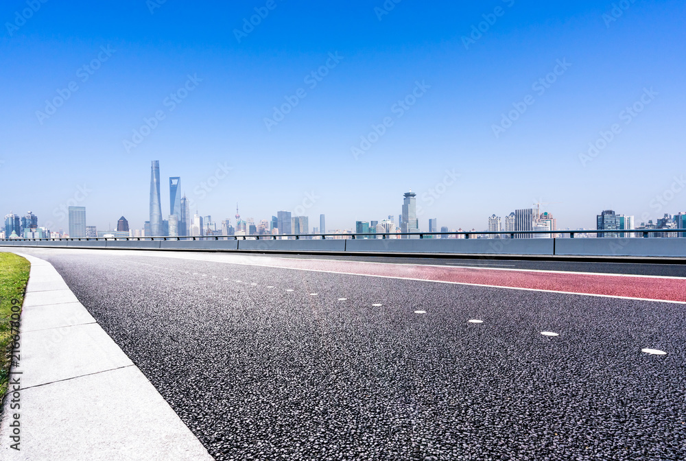 城市天际线的空柏油路