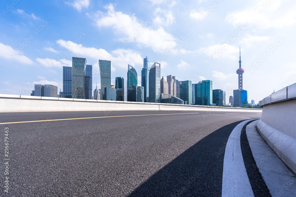 城市天际线的空柏油路