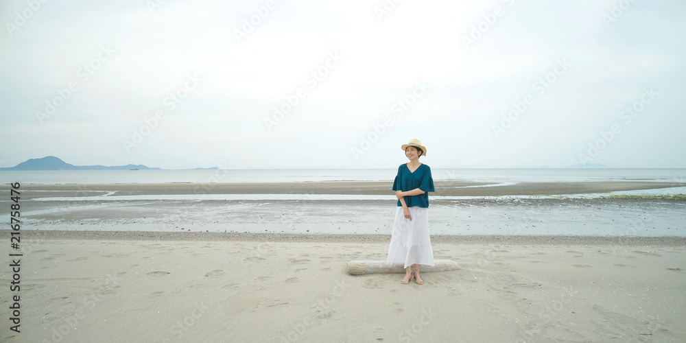 女性　ミドルエイジ　海