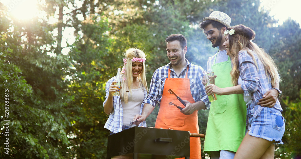 快乐的人们露营并举办bbq派对