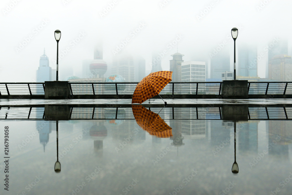 雨伞在水中的倒影，在中国上海浦东的大楼前