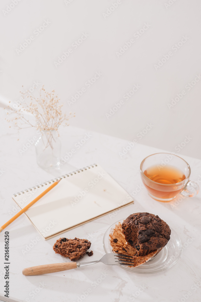 早餐配新鲜的自制美味松饼和茶。