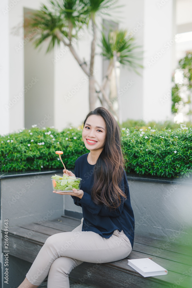 美丽健康的女人吃沙拉，饮食理念。健康的生活方式。