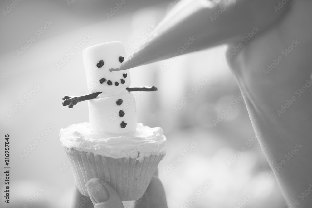 棉花糖雪人圣诞纸杯蛋糕装饰