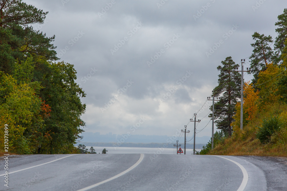 阴天，雨天高速公路。